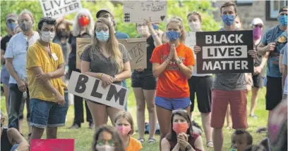  ?? PAT NABONG/SUN-TIMES PHOTOS ?? ABOVE: People attend a racial justice rally Friday at Lighthouse Beach in Evanston. LEFT: LaShandra Smith-Rayfield tears up while speaking at the rally.