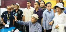  ?? DHIMAS GINANJAR/JAWA POS ?? NUMPANG AKSI: Mahathir Mohamad (duduk) dan istrinya, Siti Hasmah, saat menyatakan dukungan ke gerakan Bersih 4 di Pasar Seni Kuala Lumpur kemarin.