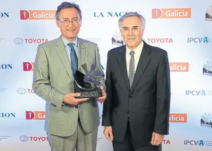  ?? RODRIGO NÉSPOLO ?? Adolfo Navajas Fournier y Claudio Anselmo, de Las Marías, al recibir anoche el premio