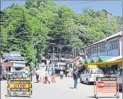  ?? SHYAM SHARMA/HT ?? Cars parked on the road at Dalhousie.