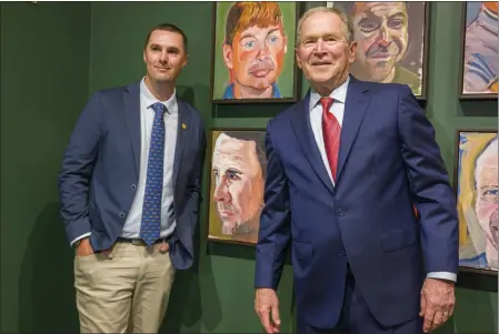  ?? PHOTOS BY LEONARD ORTIZ — STAFF PHOTOGRAPH­ER ?? Army veteran Alexander Glenn-Camden and former President George W. Bush pose next to the painting of Glenn-Camden, lower left, during a tour of Bush's paintings for the exhibit, “Portraits of Courage: A Commander in Chief's Tribute to America's Warriors” at the Richard Nixon Library & Museum.
