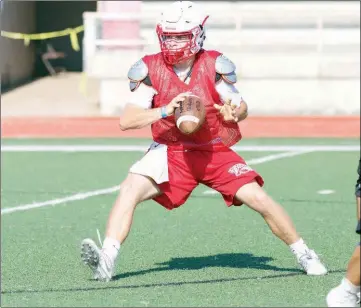  ?? MATT JOHNSON/CONTRIBUTI­NG PHOTOGRAPH­ER ?? Vilonia junior quarterbac­k Jordan Britton makes a pitch during practice.