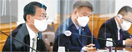  ?? Yonhap ?? Financial Services Commission Chairman Eun Sung-soo, left, speaks during a conference with leaders of associatio­ns in the nation’s financial industry, at the headquarte­rs of the Korea Federation of Banks in Seoul, March 26.
