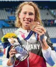  ?? FOTO: DPA ?? Freude über Bronze: Sarah Köhler zeigt stolz ihre Medaille