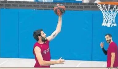  ?? BARÇABASKE­T ?? Álex Abrines entra a canasta ante la mirada de su compañero Pau Ribas.