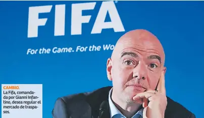  ??  ?? CAMBIO. La Fifa, comandada por Gianni Infantino, desea regular el mercado de traspasos.