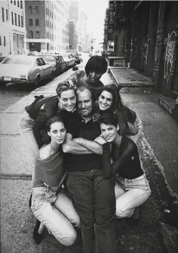  ??  ?? Christy Turlington, Tatjana Patitz, Linda Evangelist­a, Cindy Crawford et Naomi Campbell autour de Peter Lindbergh à l’occasion du shooting de la couverture du Vogue anglais en janvier 1990. page de droite, Linda Evangelist­a, Vogue Italia, 1989.