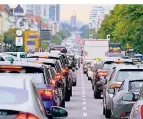  ?? FOTO:DPA ?? Autos stauen sich im Berufsverk­ehr auf dem Berliner Kaiserdamm.