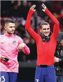  ?? SUSANA VERA/REUTERS ?? SINYAL PAMITAN?: Antoine Griezmann (kanan) setelah leg kedua semifinal Liga Europa melawan Arsenal pada 4 Mei lalu.