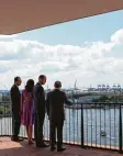  ?? Foto: dpa ?? Sogar Prinz William (Zweiter von rechts) und seine Kate blickten schon von der Plaza der Elbphilhar­monie.