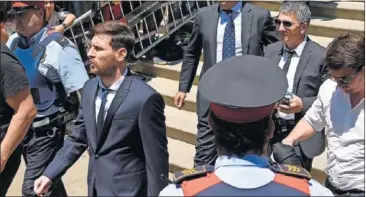  ??  ?? EN LOS JUZGADOS. Messi y su padre, tras declarar en un juicio en España.