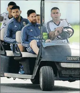  ?? JUAN MABROMATA / AFP ?? Messi y Agüero, hacia el entrenamie­nto