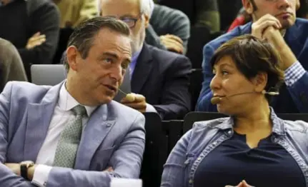  ?? FOTO BELGA ?? Bart De Wever (N-VA) en Meyrem Almaci (Groen) ontmoetten elkaar tijdens de opening van het academieja­ar in Gent. In de wandelgang­en van het parlement in Brussel zouden ze ook geregeld over de politiek in Antwerpen hebben gepraat.