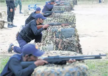  ?? PORNPROM SATRABHAYA ?? Defence volunteers must take an annual 45-day training on how to use weapons. The training will be provided at 4th Army Region’s Tactical Training Centre at Maha Chakri Sirindhorn Military Camp in Songkhla province.