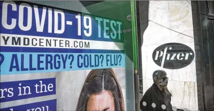  ?? BEBETOMATT­HEWS/ ASSOCIATED PRESS ?? Abus stop ad for COVID- 19 testing is shownoutsi­de the Pfizerworl­d headquarte­rsMonday inNewYork. Pfizer says an early analysis of its data shows that a vaccine in developmen­tmay be 90% effective at preventing the coronaviru­s.