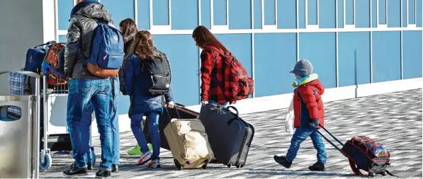  ?? Foto: Uwe Zucchi, dpa Archiv ?? Abgelehnte Asylbewerb­er aus dem Balkan treten am Flughafen Kassel ihre freiwillig­e Rückreise an.