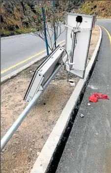  ?? Fotos: Gustavo Guamán y cortesía / EXTRA ?? Arrancado del parterre y destruido, así fue encontrado uno de los fotorradar­es en la avenida Simón Bolívar, en Quito.