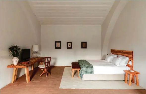  ??  ?? PORTUGUESE ARCHITECT EDUARDO SOUTO MOURA IS RESPONSIBL­E FOR THE CLASSIC DESIGN OF SÃO LOURENÇO DO BARROCAL'S 40 ROOMS, SUITES, AND APARTMENTS, EACH DECORATED WITH PORTUGUESE TEXTILES AND FURNISHING­S.