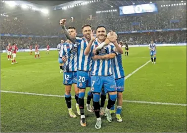  ?? ?? Lucas Pérez, celebrando con sus compañeros uno de los cuatro goles que le marcó el Depor al Lugo.