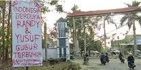  ?? AGUS DWI PRASETYO/JAWA POS ?? MENOLAK LUPA: Mahasiswa Universita­s Halu Oleo memasang spanduk di kawasan kampus sebagai bentuk solidarita­s.