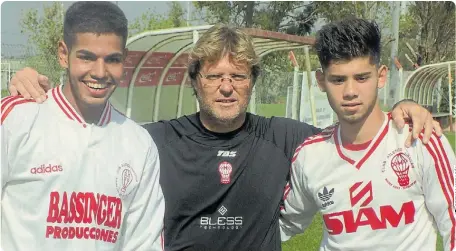  ??  ?? LOS HIJOS DEL TURCO Y DEL CHIPI, CON LAS CAMISETAS QUE USARON SUS VIEJOS, POSAN CON BALSAS, EL TÉCNICO DE LA QUINTA PUNTERA.