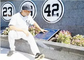  ??  ?? MARIANO RIVERA observa la placa que desde ayer adornará el Monument Park en el Yankee Stadium.