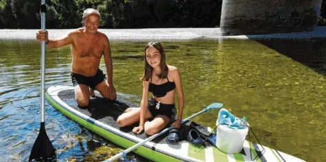  ?? Foto: Marcus Merk ?? Ulrich und Pauline Held sind auf dem Lech gerne auf dem Stand-up-Paddle-Board unterwegs. Wenn das Wasser allerdings sehr hoch oder die Strömung zu stark ist, gehen sie nicht ins Wasser.
