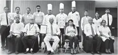  ??  ?? Nawaloka Hospitals Chairman Dr. Jayantha Dharmadasa, Nawaloka Hospitals Director Ashani Givanthi Dharmadasa and Chef Deshabandu Dr. Mario Alan Gerreyn with the Nawaloka Food and Beverage team