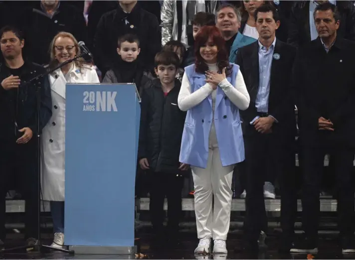  ?? ?? ► Cristina Kirchner en la Plaza de Mayo, con “Wado” de Pedro, Sergio Massa y Máximo Kirchner a sus espaldas.