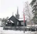  ?? FOTO: NTB SCANPIX ?? BY I SORG: Det ble flagget på halv stang ved Sødorp kirke på Vinstra torsdag.