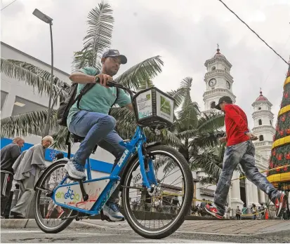  ?? FOTO MANUEL SALDARRIAG­A ?? Las estaciones estarán conectadas con 3,47 km de rutas de ciclocamin­abilidad. Una de las dos estaciones que queda pendiente por entregar estará ubicada en el parque.