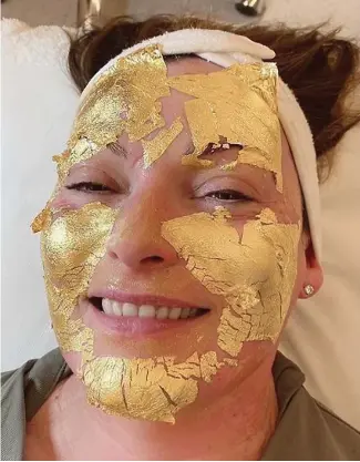  ??  ?? Golden girl: Miss Kelly smiles her way through the beauty treatment