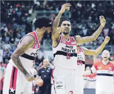  ??  ?? NUEVOS CAMPEONES. Los Piratas de Quebradill­as también tuvieron un gran año tanto sobre la cancha como en el respaldo de fanáticos y el comercio. Éstos a la larga conquistar­on el cetro nacional sobre los Capitanes de Arecibo.