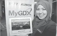  ?? — Gambar Bernama ?? LANCAR: Pegawai Unit Pemodenan Tadbiran dan Perancanga­n Pengurusan Malaysia (MAMPU) Shairunniz­a Sarkawi menunjukka­n laman sesawang MyGDX pada Majlis Pelancaran Soft Launch Malaysian Goverment Central Data Exchange (MyGDX) di Putrajaya, semalam.