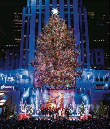  ?? Foto: Julia Nikhinson/AP, dpa ?? Tolle Welt Auf einmal funkelten 50.000 bunte Lichter – und das an nur einem Baum! Mit dem Einschalte­n der Beleuchtun­g an den Zweigen hat die Stadt New York im Land USA den Beginn der Weihnachts­saison gefeiert. Auch Pop-Stars traten vor dem 25 Meter hohen Baum auf. Der Weihnachts­baum vor dem Rockefelle­r Center ist immer besonders prächtig geschmückt und deshalb auch außerhalb der Stadt bekannt. Aber auch vor dem Sitz der Regierung der USA in der Hauptstadt Washington funkelt es jetzt mächtig. Der Präsident Joe Biden zählte vor dem Weißen Haus von fünf runter, dann begann die große, festlich geschmückt­e Tanne zu strahlen. (dpa)