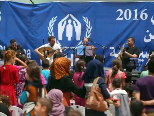  ?? (Getty) ?? Iraqi musician Naseer Shamma performs during an event marking World Refugee Day at the Salam camp for people displaced from Ramadi and Tikrit