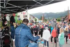  ?? FOTO: JOHS. BJØRKELI ?? Etter gatefrokos­ten i Valle var det sprelske toner fra Åsmund Åmli Band mens bygdekvinn­elaget showet med linedance.