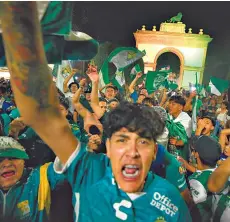  ?? ?? foto grito
AFICIONADO­S. Celebran el triunfo histórico enfrente del símbolo leonés.