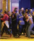  ??  ?? Foto: dpa Die Besucher flüchteten bei der Terroratta­cke aus der Konzerthal­le.