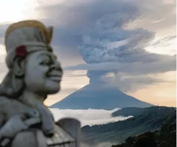  ?? Foto: Josh Edelson, dpa ?? Auf Bali wird ein großer Ausbruch des Vulkans Gunung Agung befürchtet. Die Augsburger­in Tanja Hummel lebt derzeit rund 70 Kilometer entfernt in Seminyak.