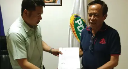  ?? SUNSTAR FOTO / ARNI ACLAO ?? DRUG
LIST. Quiot Barangay Captain Pancrasio Esparis (right) went to the office of PDEA 7 yesterday to submit names of drug personalit­ies in his village.