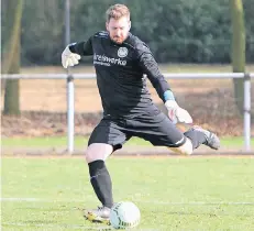  ?? FOTO: HUBERT WILSCHREY ?? Immer feste druff: Oliver Seibert vertrat in Homberg erneut Stammkeepe­r Christophe­r Möllering. Bei den drei Gegentoren war er machtlos.