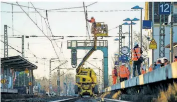  ?? FOTO: ARNOLD/DPA ?? Vernachläs­sigte Infrastruk­tur wirkt sich negativ auf den Bahnverkeh­r aus. Mit Milliarden­investitio­nen ins Schienenne­tz wollen der Bund und die Bahn nun für Besserung sorgen.