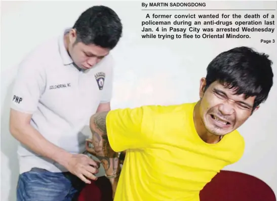  ?? (Jansen Romero) ?? RANDY Lizardo, prime suspect in the killing of policeman Enrico Domingo last Jan. 4 in Pasay City, grimaces as a policeman adjusts his handcuff during a press conference yesterday.