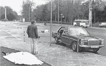  ?? FOTO: ULLSTEIN ?? 7. April 1977, die Kreuzung in Karlsruhe: links die Leiche Bubacks, im Hintergrun­d die seines Fahrers.