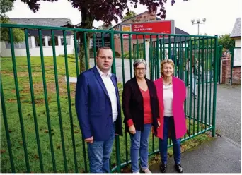  ??  ?? Nicolas Bertrand, Marie-Claude Houssaye et Chantal Cottereau devant la nouvelle clôture du collège.