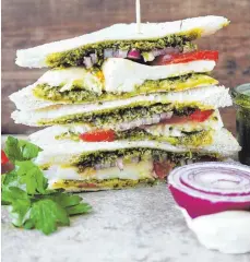  ?? FOTO: MANFRED ZIMMER/DPA ?? Ein Tramezzini lebt vom Belag: hier mit würzigem Pesto, cremigem Mozzarella, Tomate und Zwiebeln.