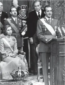  ?? FOTOS: DPA ?? Juan Carlos bei seiner Thronrede am 22. November 1975 im Ständeparl­ament in Madrid, hinter ihm sitzend Königin Sofia. Am 2. Juni 2014 kündigte er im Fernsehen seine Abdankung an (Bild rechts).