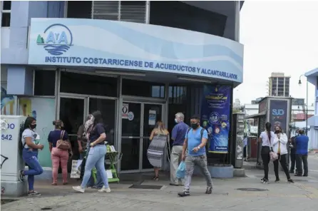  ?? JoSé cordEro ?? Desde que comenzaron los problemas de facturació­n, con la pandemia, hay filas de clientes en el edificio del AyA, en San José, con reclamos por estos cobros.