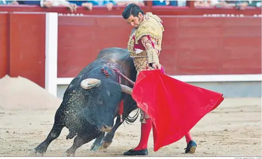  ?? FOTOS: MARISCAL / EFE ?? La embestida a media altura de ‘Rompeolas’ no impidió que Morante le hiciese el toreo puro con el natural hasta detrás de la cadera.